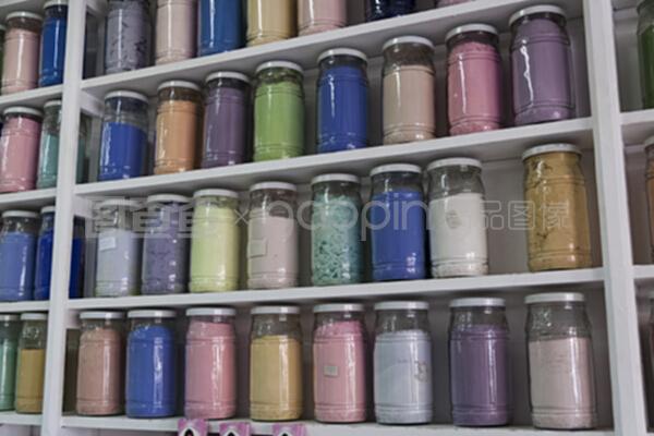 用彩色顏料的玻璃罐做架子